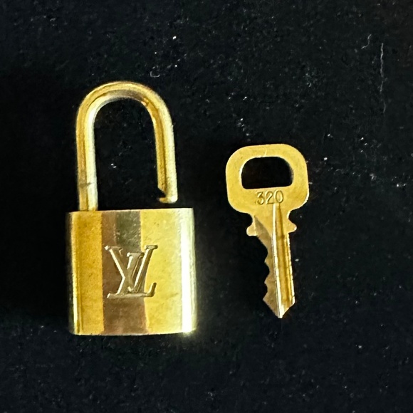 Louis Vuitton Lock and Key #320 - Picture 4 of 9